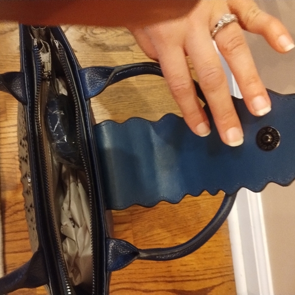 NWOT Medium Size Elegant Navy Blue Crocodile-Embossed Handbag - Picture 2 of 11